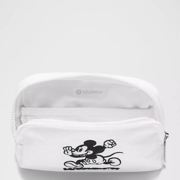 NWT Disney x lululemon Everywhere Belt Bag 1L Mickey in Motion Graphic White - Picture 4 of 6